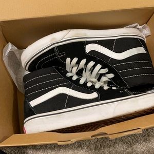 Worn vans. Not in best shape. Size 8 in women.